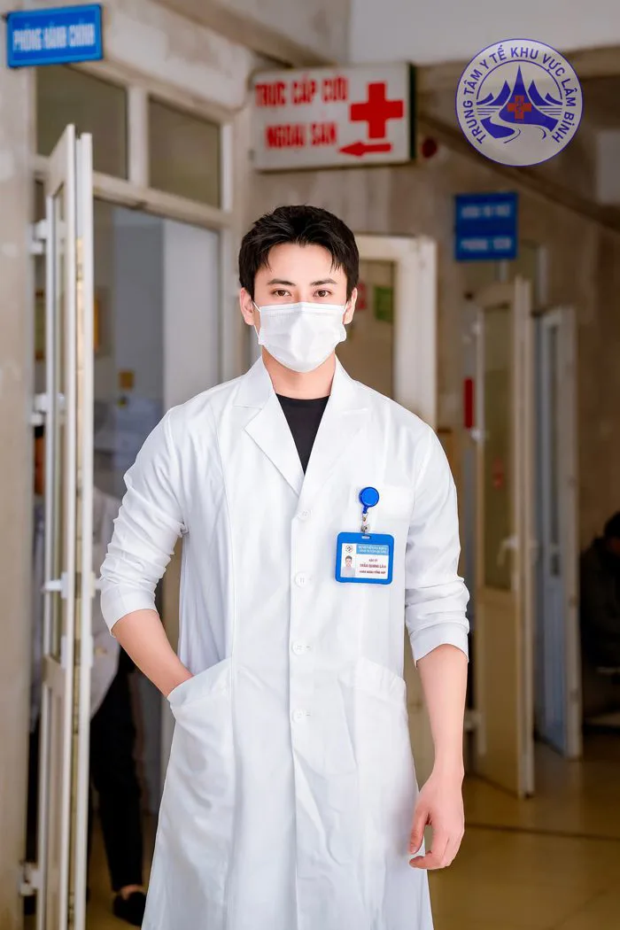 Danh tính bác sĩ cao 1m80, “che kín mặt vẫn thấy đẹp trai” xuất hiện trên  fanpage Thông tin Chính phủ
