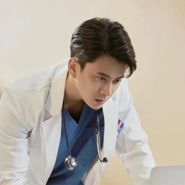 Chân dung thật của 'bác sĩ che kín mặt vẫn đẹp trai' trên trang Thông tin  Chính phủ - Tuổi Trẻ Online