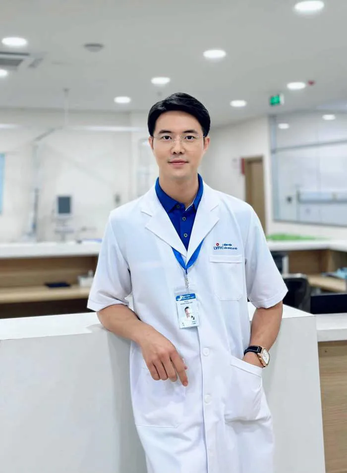 Đức Hiếu – bác sĩ điển trai 'Chúng ta của 8 năm sau': 'Anh Mạnh Trường là  tượng đài của vẻ đẹp nam tính'