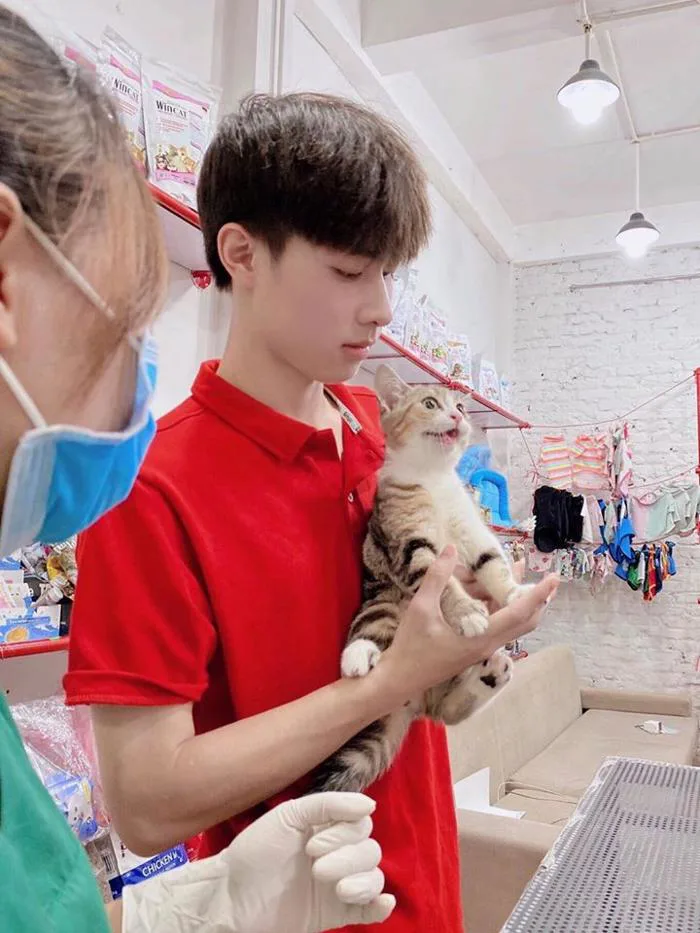 10X điển trai được mệnh danh 'hotboy ôm mèo' khiến dân mạng mê mệt