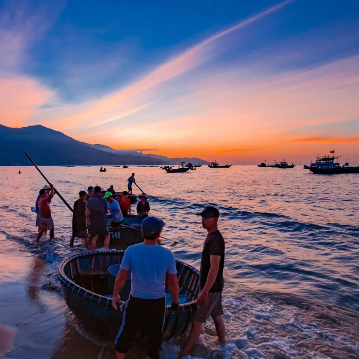 Đón bình minh trên biển Mân Thái, trải nghiệm kéo lưới với ngư dân