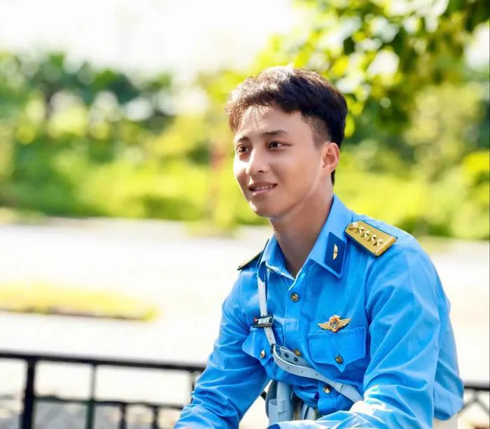 Chàng quân nhân điển trai 3 lần góp mặt trong đội hình diễu binh 'gây sốt'