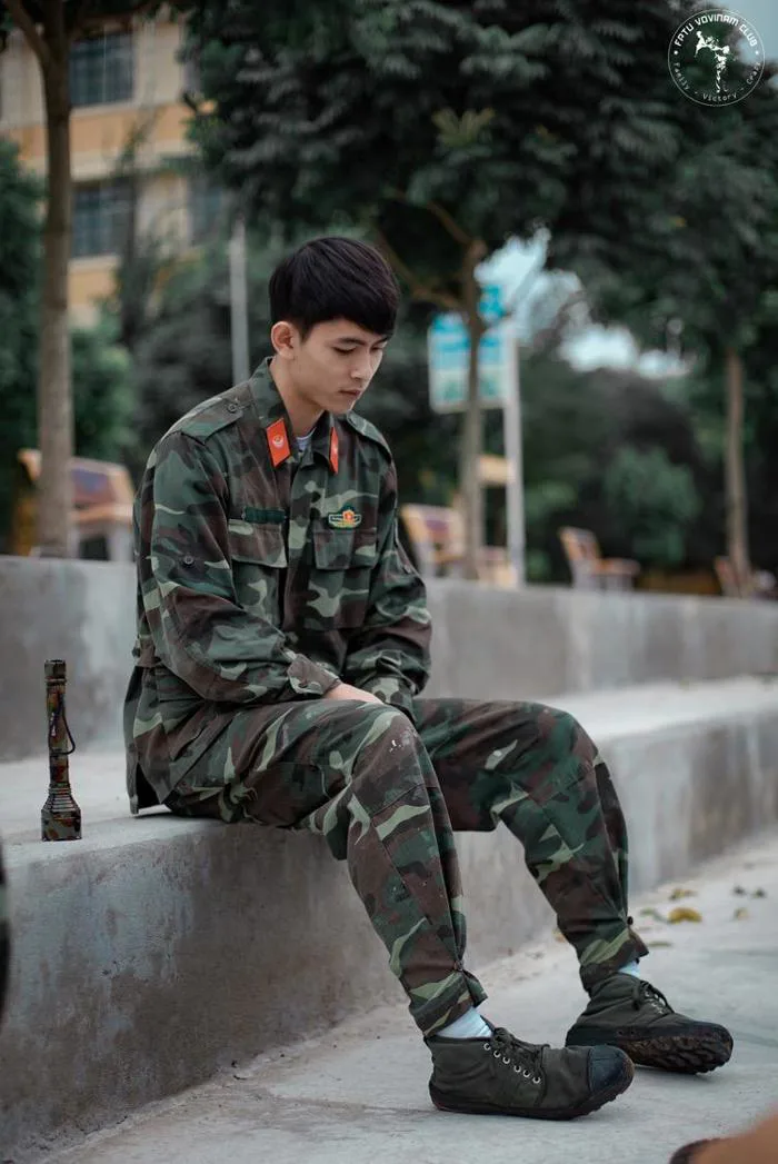 Dù chất lượng ảnh không tốt nhưng những thầy giáo này vẫn gây “sốt” vì đẹp trai