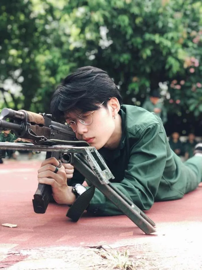 Những hot boy mặc đồ quân sự với gương mặt điển trai gây chú ý | Báo Dân trí