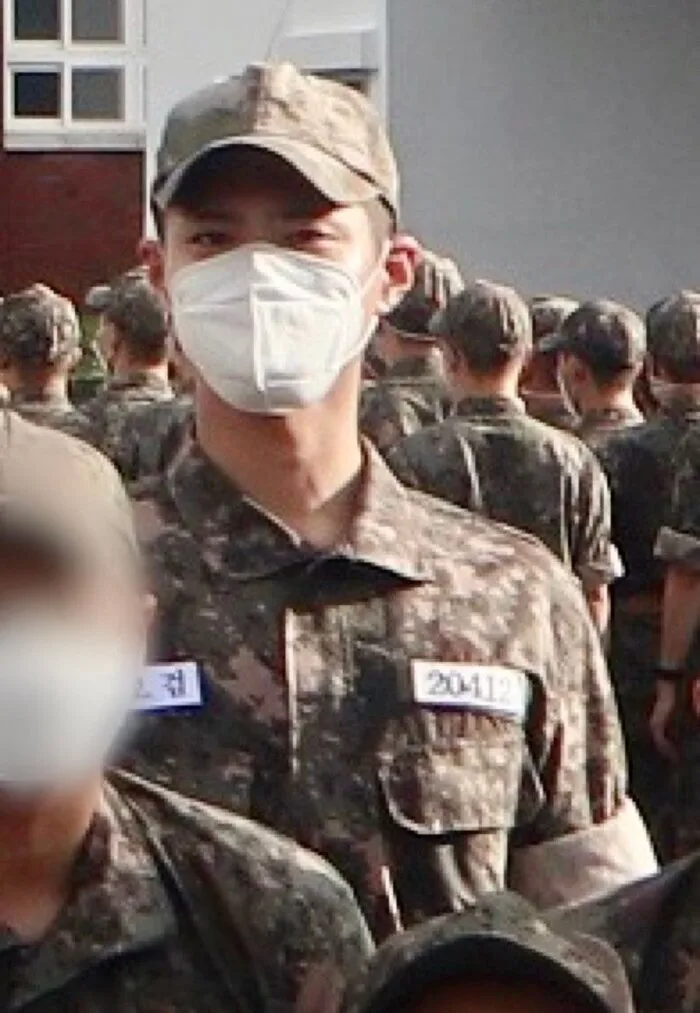 Rò rỉ ảnh trong quân đội của Park Bo Gum: Knet khen đẹp trai mặc kệ lớp khẩu trang!