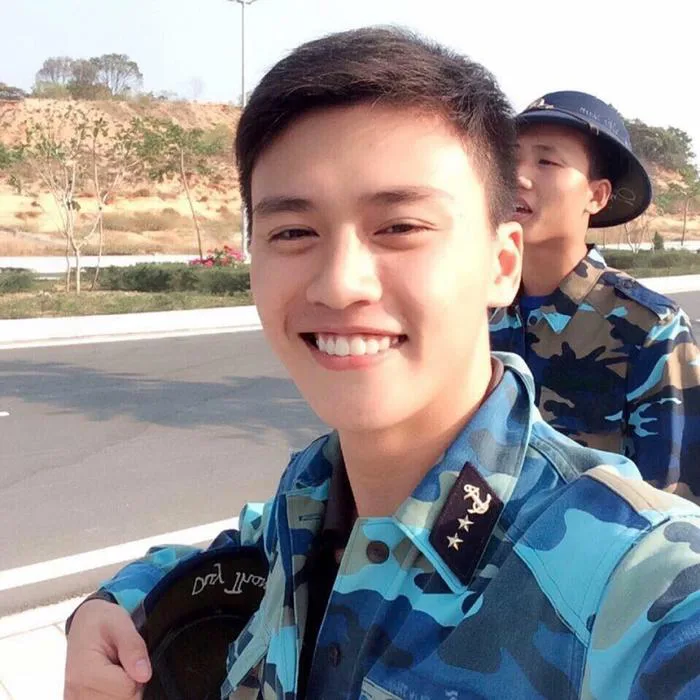 Chàng lính hải quân có nụ cười ấm áp gây 