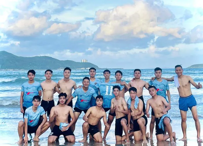 Những chàng trai đá bóng hay, bơi lội giỏi