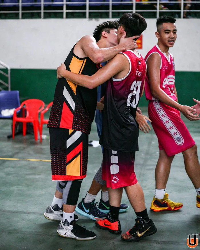 2 hot boy bóng rổ 10X thân mật như hôn nhau giữa sân, fan nữ hú hồn 