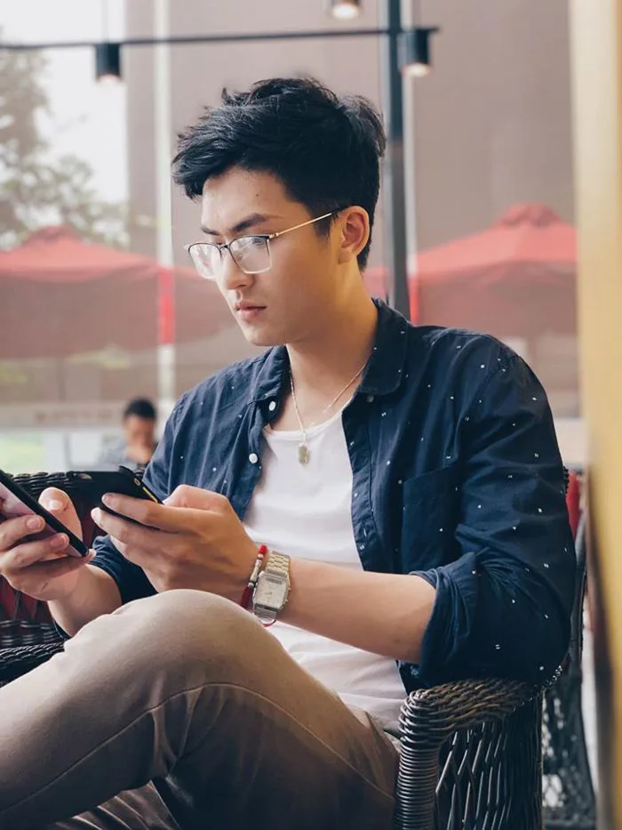Ảnh trai đẹp đeo kính cận mlem không cưỡng nổi giúp 