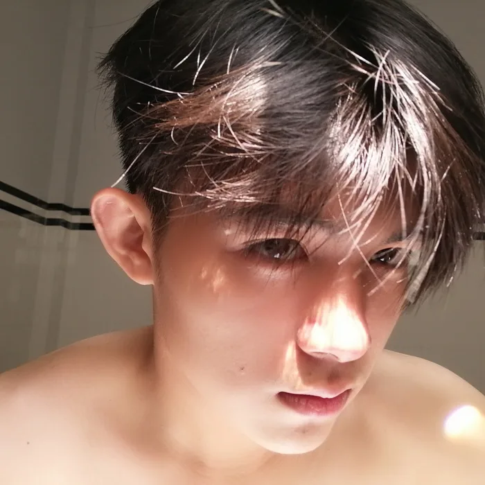 Nam sinh 2002 đẹp trai như tài tử Hong Kong, body săn chắc 6 múi