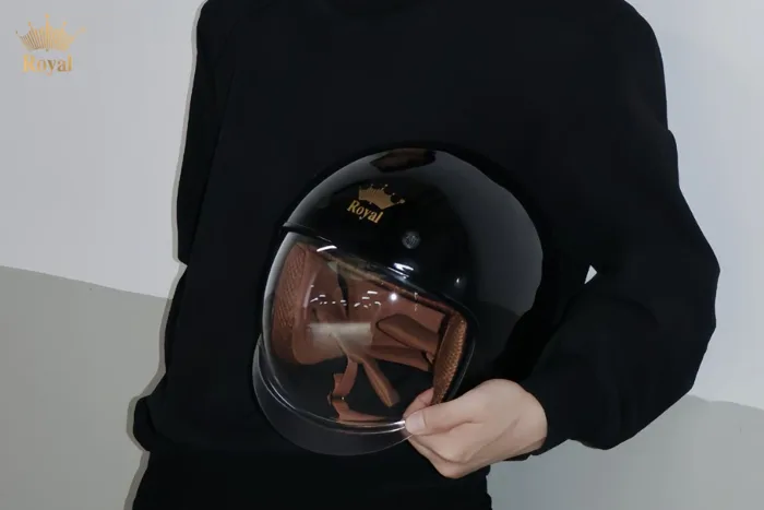 Hướng dẫn cách xóa vết xước trên kính mũ bảo hiểm nhanh tại nhà - Royal  Helmet