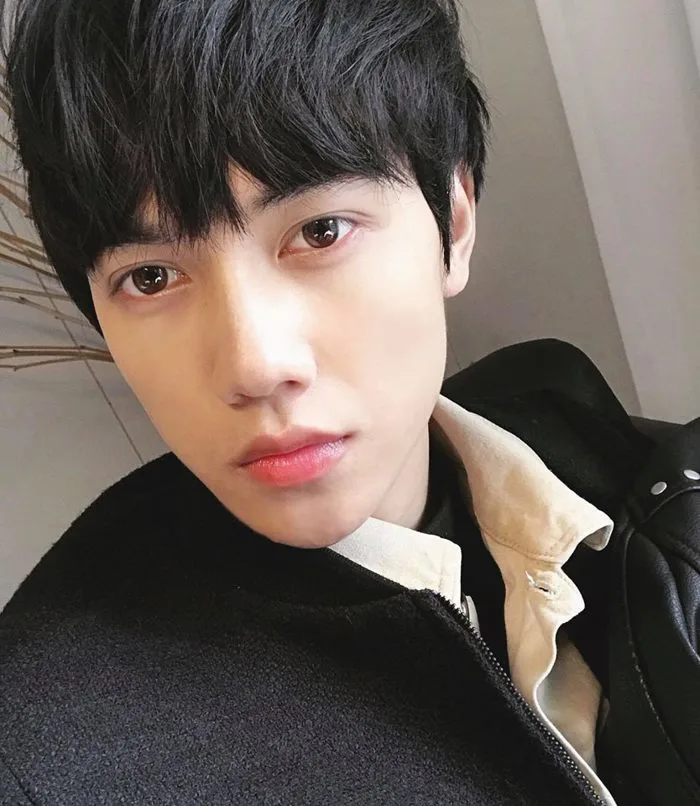 Chàng hot boy tự 'cosplay' ảnh hồi bé của mình chứng minh chân lý: 'Đẹp trai từ nhỏ tới lớn' - Saostar.vn