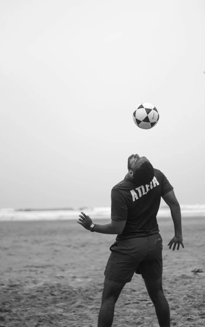 hình ảnh : bóng đá, Đứng, Freestyle football, trái bóng, nhiếp ảnh, Pallone, bờ biển, Đội thể thao, Bãi biển bóng đá, đại dương, trận bóng, Đơn sắc, vui mừng, Bóng chuyền,