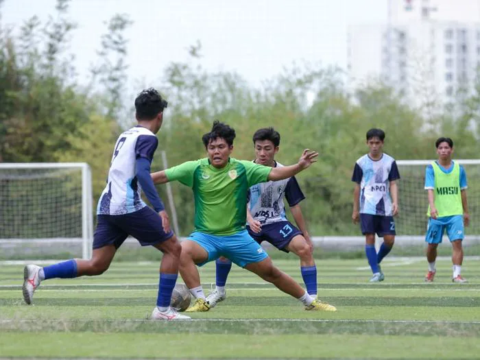 Chúc mừng năm mới kiểu bóng đá sinh viên: Trai đẹp đi 'xông đất'