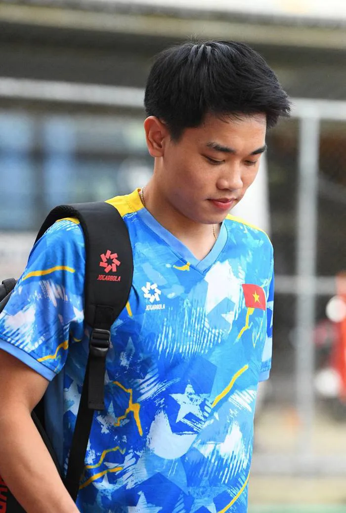 Dàn trai đẹp U22 Việt Nam tươi rói trên sân tập, thu hút gái xinh Thái Lan chăm chú theo dõi