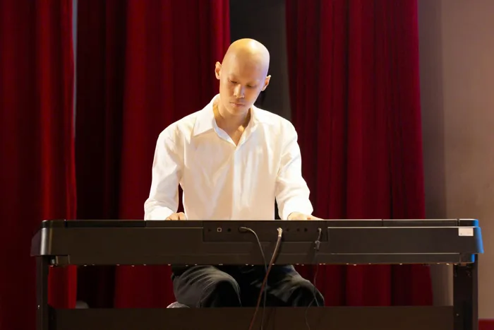 Chàng trai 20 tuổi học piano giữa những ngày điều trị ung thư