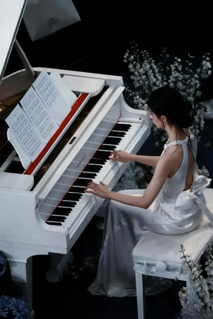 20+ cách chụp ảnh với piano lãng mạn, nghệ thuật và thu hút