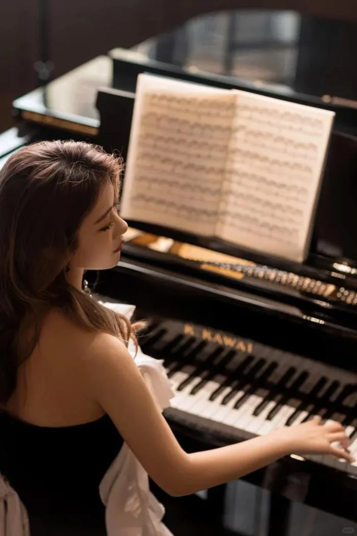 20+ cách chụp ảnh với piano lãng mạn, nghệ thuật và thu hút