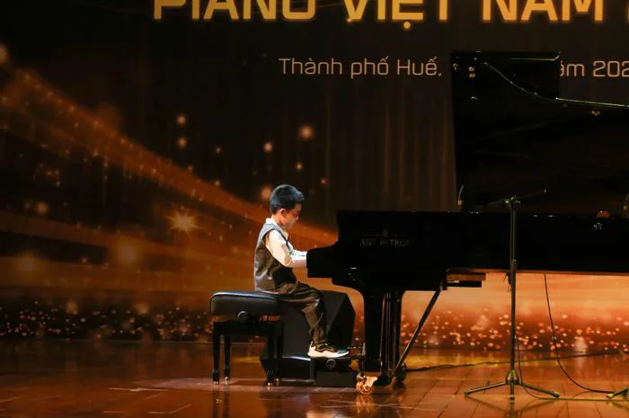 Tìm kiếm tài năng piano Việt Nam: Cậu bé khiếm thị chinh phục hàng trăm  khán giả