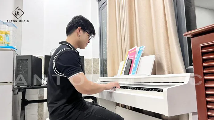 Hướng Dẫn Tư Thế Ngồi Đúng Khi Chơi Đàn Piano Chuẩn Và Đẹp