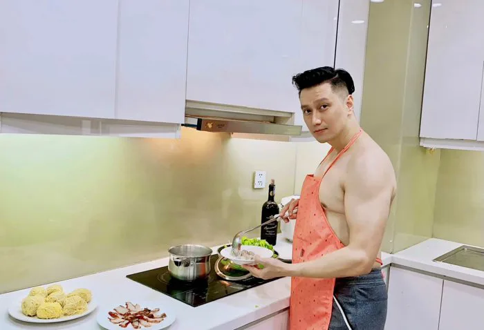 Việt Anh gây sốt với ảnh cởi trần vào bếp, dân mạng liền 