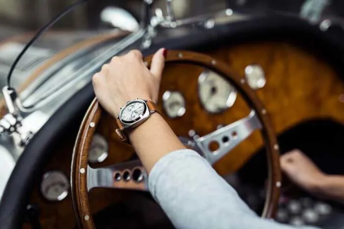 Nên đeo đồng hồ tay trái hay phải? Giải đáp ý nghĩa