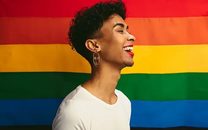 Đeo khuyên tai bên nào là LGBT? Ý nghĩa khi đeo khuyên tai