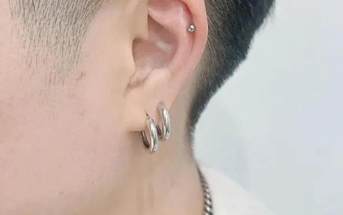 Cách chọn khuyên tai nam phù hợp với 3 dáng gương mặt phổ biến nhất Thế  Giới Xỏ Khuyên - Piercing World
