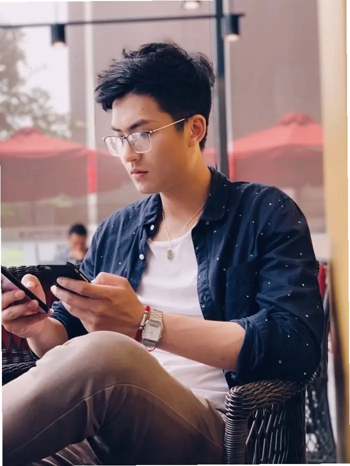 Top hình ảnh trai đẹp đeo kính: Sức hút khó cưỡng 2026