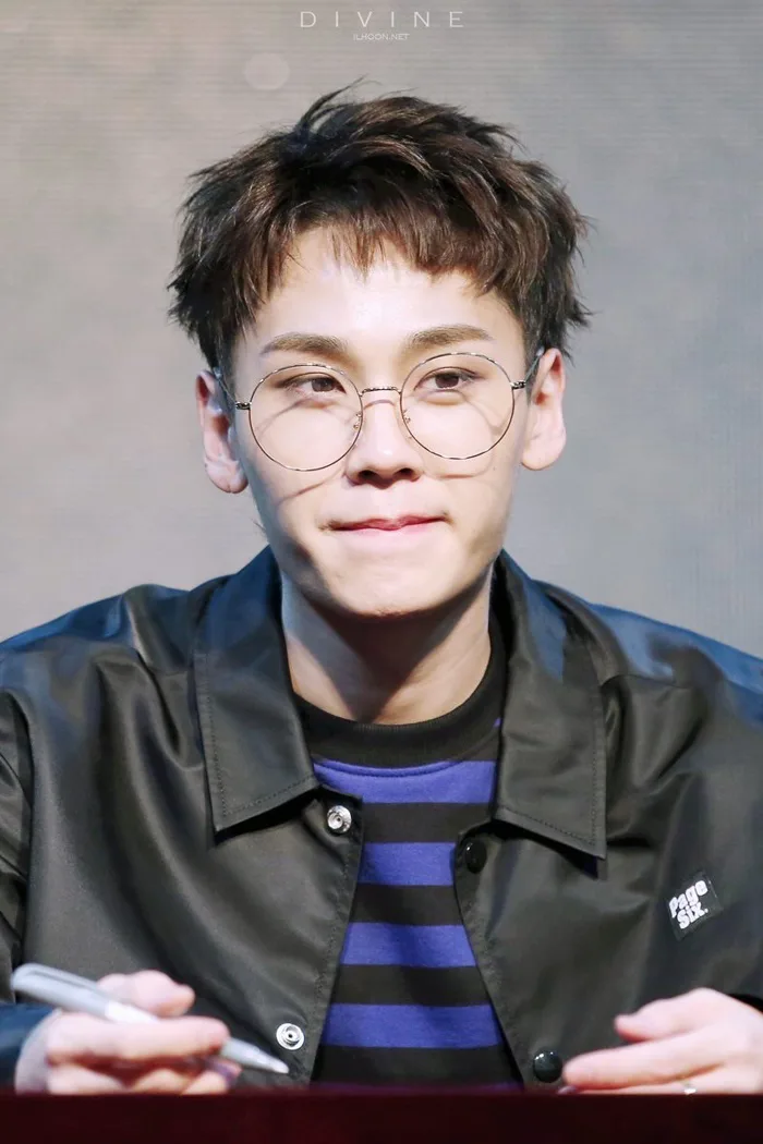 Top các nam idol điển trai khó cưỡng khi đeo kính, dàn nam thần BTS đồng loạt có tên