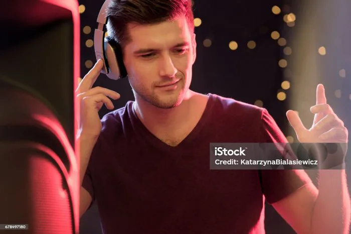 Dj Đẹp Trai Đeo Tai Nghe Hình ảnh Sẵn có - Tải xuống Hình ảnh Ngay bây giờ  - 20-29 tuổi, Ba Lan, Buổi tối - Thời gian trong ngày - iStock