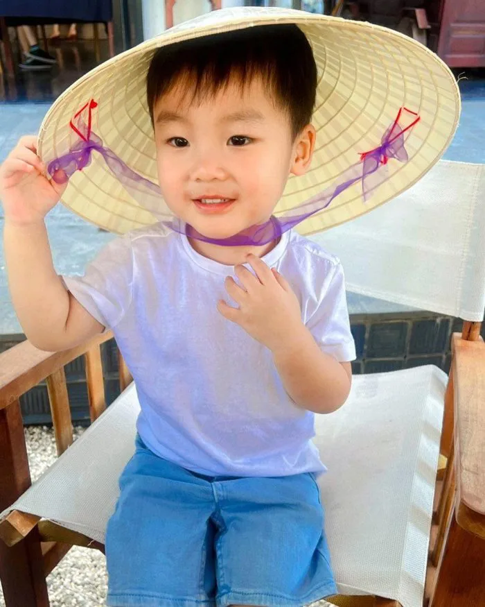 Con trai Hòa Minzy càng lớn càng bảnh, đội nón lá hay diện vest đều dễ  thương