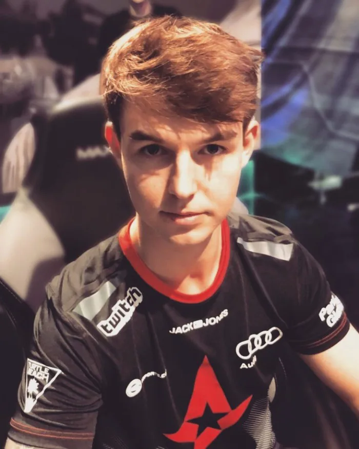 Điểm danh 7 nam thần vừa đẹp trai, vừa chơi điện tử cực đỉnh trong thế giới  esport