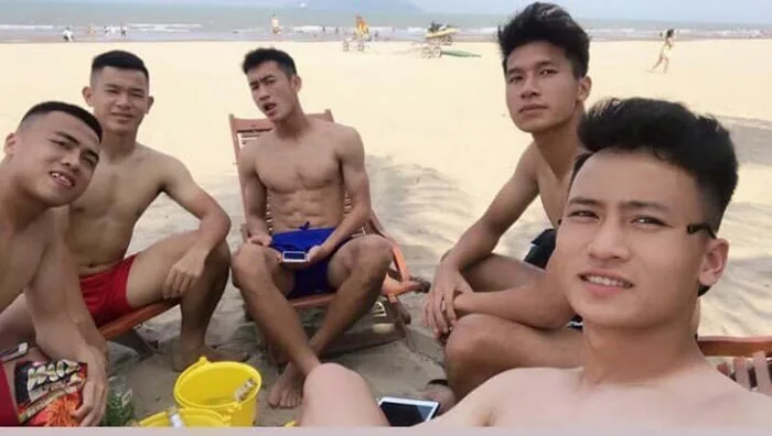Cùng khoe body, nhưng dàn trai đẹp 6 múi CLB Hà Tĩnh ăn đứt các đàn anh Hà  Nội FC