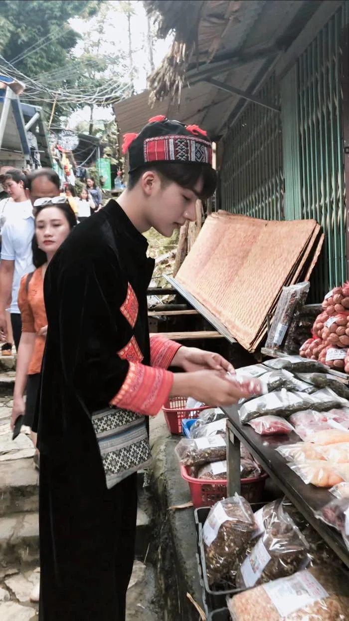 Nam sinh đẹp trai diện trang phục dân tộc - Saostar.vn