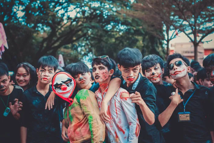 Đăng ảnh Halloween dọa người xem nhưng điều được chú ý là trường có quá  nhiều trai xinh gái đẹp