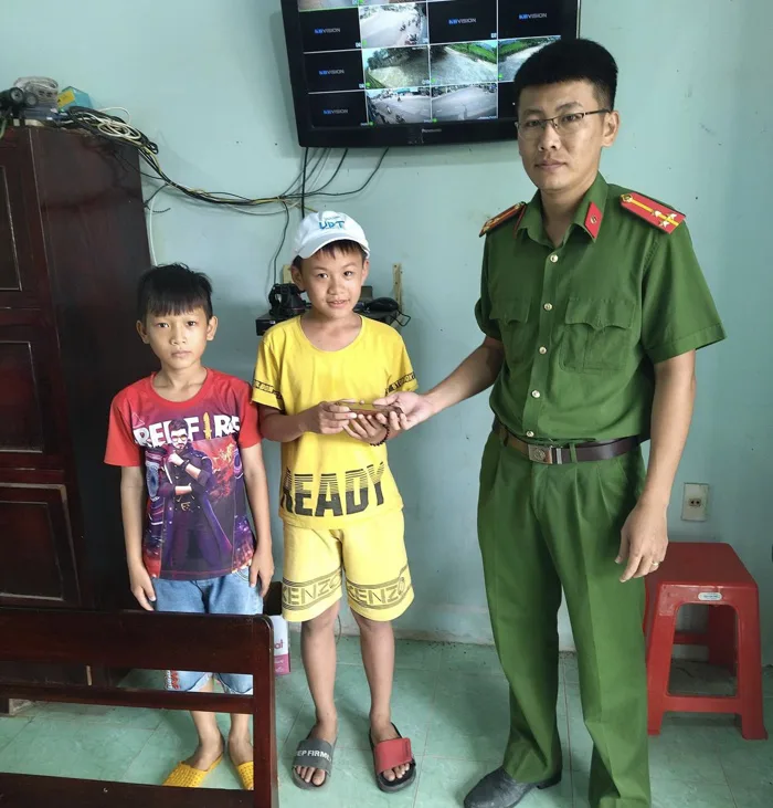 Hành động đẹp của 2 học sinh lớp 5 khi nhặt được điện thoại ngoài đường