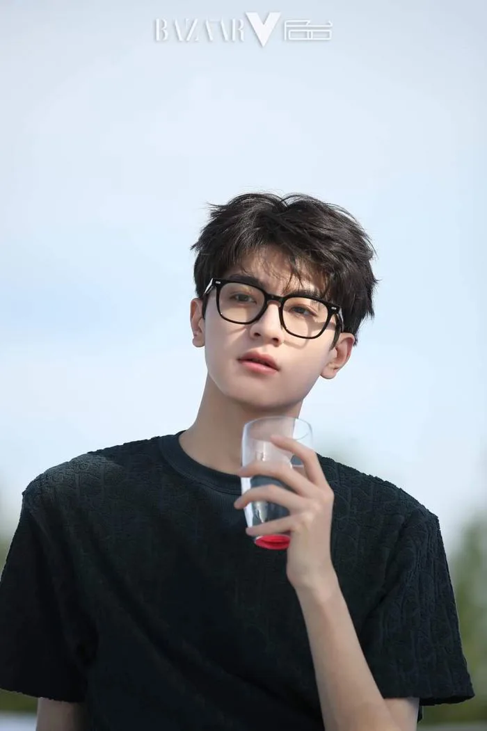 Ảnh trai đẹp đeo kính cận mlem không cưỡng nổi giúp 