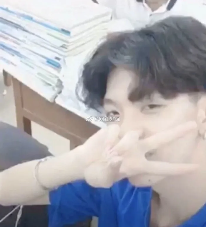 Hot boy khẩu trang
