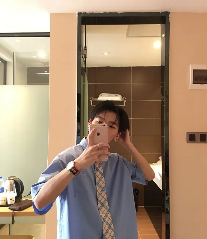 Hot boy khẩu trang