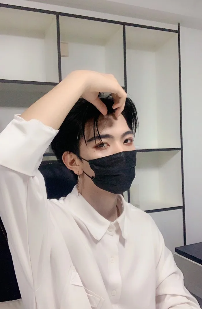 Hot boy khẩu trang