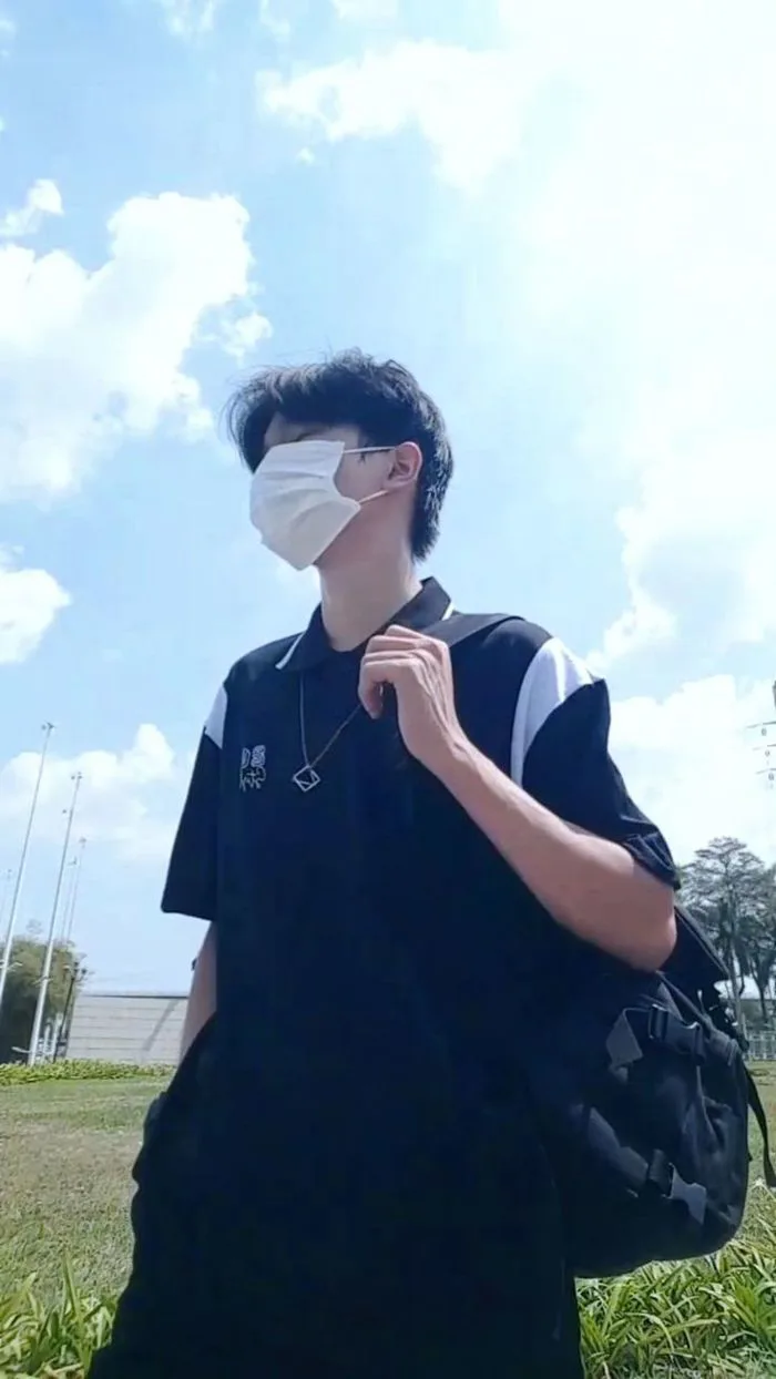 Trai đẹp đeo khẩu trang 2k4