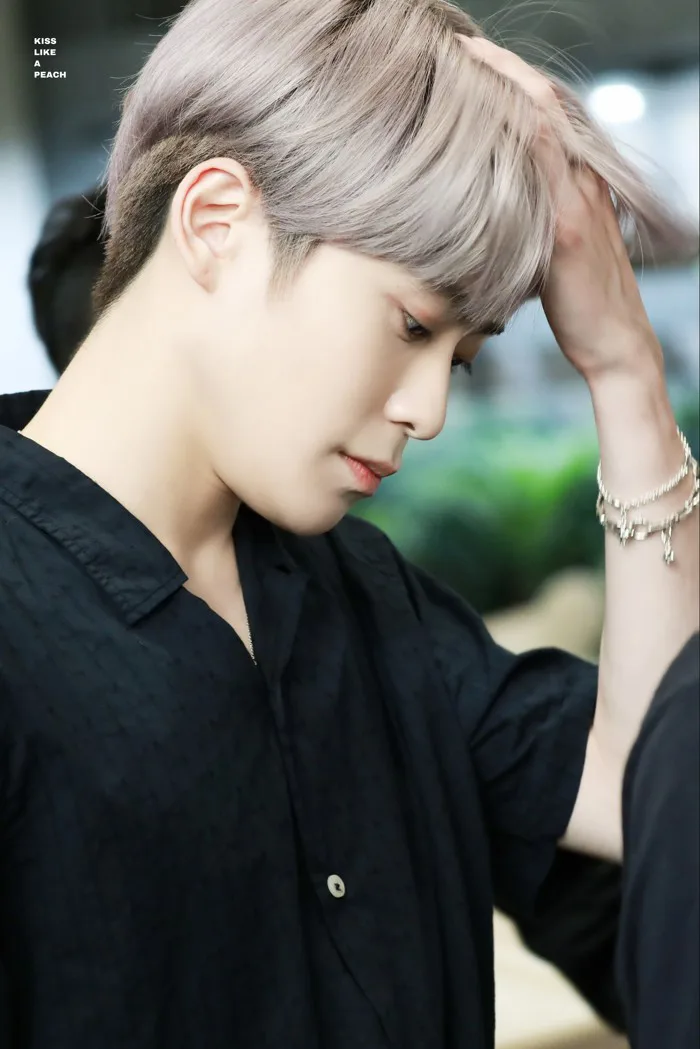 10 nam idol mặt đẹp đến mức được gọi là tượng tạc sống: Quá nhiều trai đẹp  SM, nhưng mỹ nam BTS ấn tượng nhất