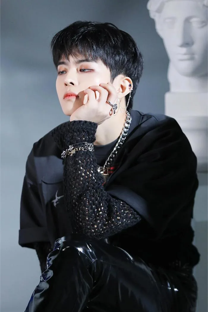 Nam thần Kpop - Jung Subin khoe gu thời trang điển trai, lịch lãm