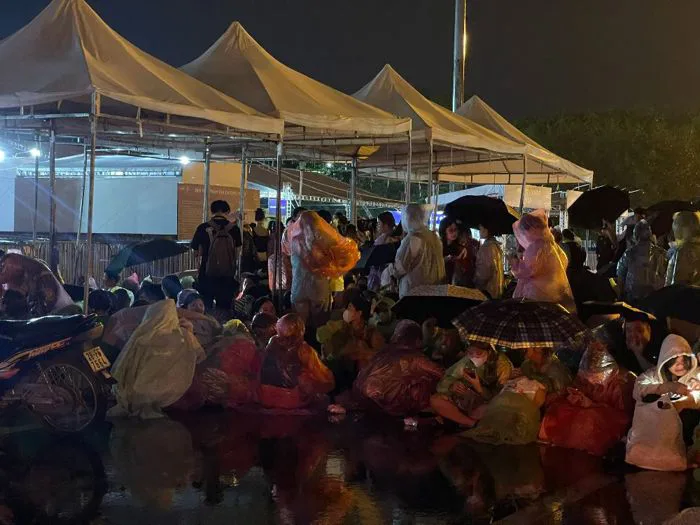 Anh trai say hi Anh Tú ghi điểm với hành động lúc 2h sáng dưới mưa ở Mỹ Đình