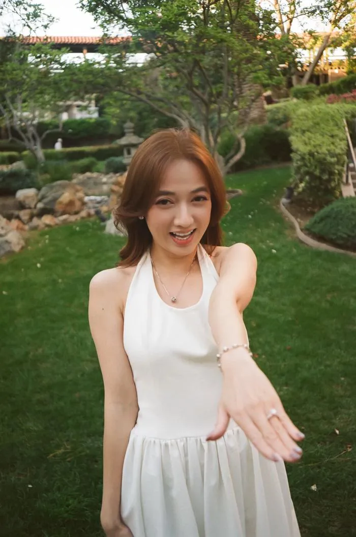 Bé' Xuân Nghi được bạn trai kỹ sư cầu hôn
