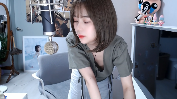 Mải mê chỉnh camera, nữ streamer xinh đẹp ngại ngùng nhận ra khoảnh khắc  'hớ hênh' ngay trên sóng