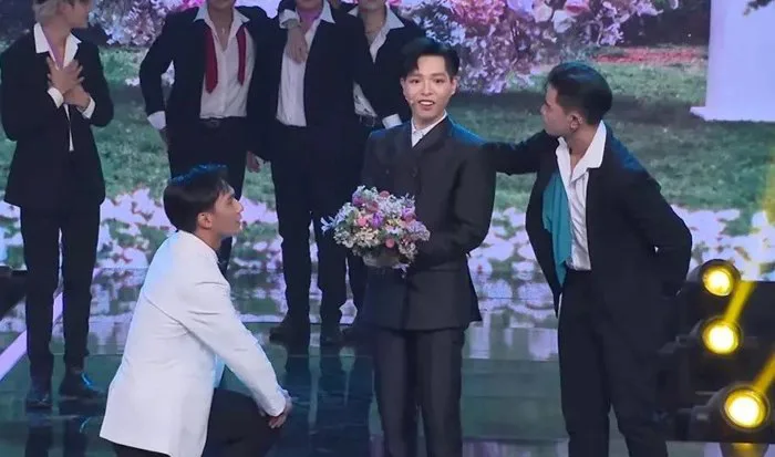 Đức Phúc ngơ ngác, bật ngửa khi được trai đẹp quỳ đẩy vào thế khó ngay trên  sóng truyền hình