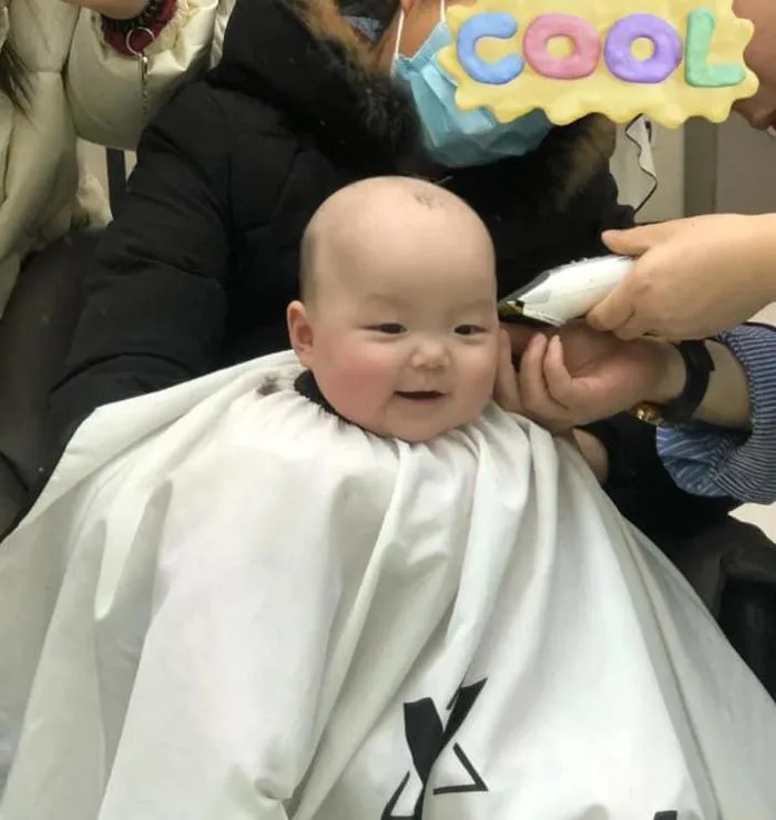 Loạt khoảnh khắc 'khó đỡ' của bé trai khi bị cạo sạch tóc