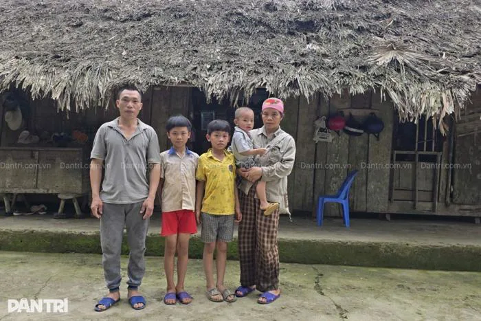Bố mẹ khờ khạo, 3 đứa con thơ ngơ ngác trong căn nhà tranh mục nát | Báo  Dân trí